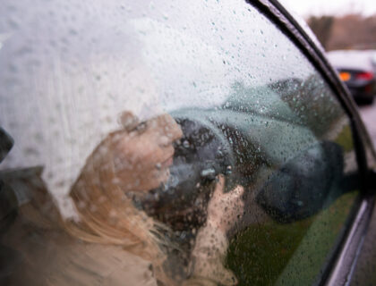 imagem mulher dentro do automotvel durante a chuva